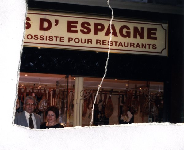 Couple âgé devant la vitrine d'une épicerie espagnole. Image avec déchirure, reconstituée.ᴬᴵ