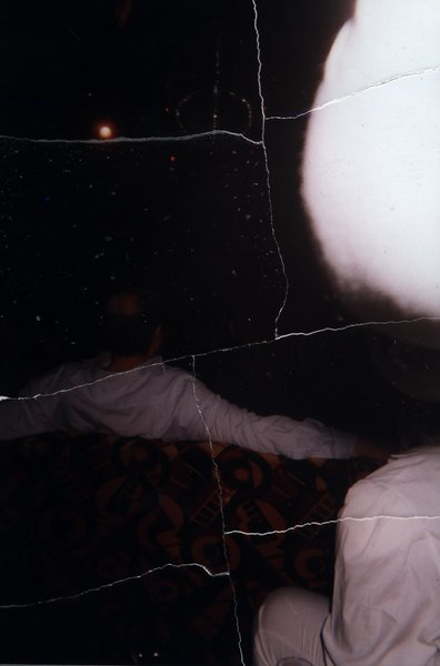 Scène de boîte de nuit sombre et peu lisible. Image avec déchirure, reconstituée.ᴬᴵ