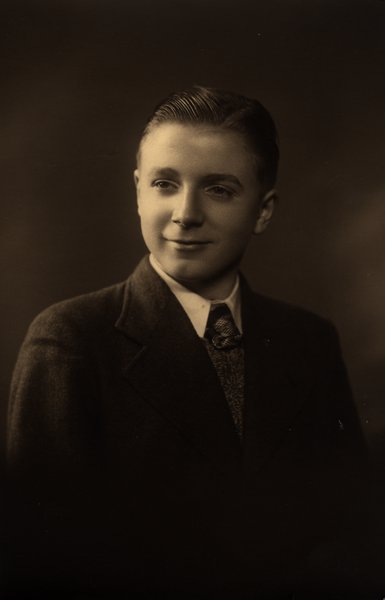 Portrait en studio d'un jeune garçon en costume et cravate. Noir et blanc.ᴬᴵ
