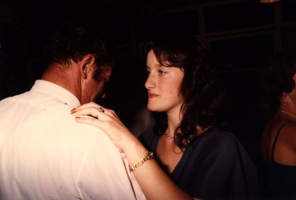 Couple dansant, femme en robe bleu marine.ᴬᴵ