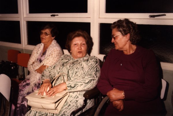 Trois femmes âgées assises en pleine conversation.ᴬᴵ