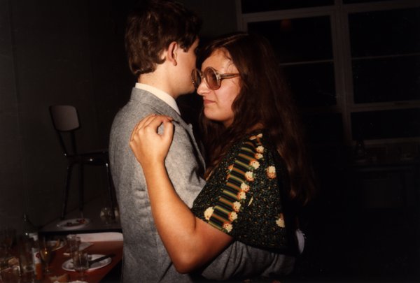 Couple dansant, femme à lunettes en haut brodé.ᴬᴵ