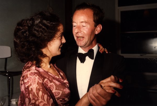 Couple dansant, homme en smoking et nœud papillon.ᴬᴵ