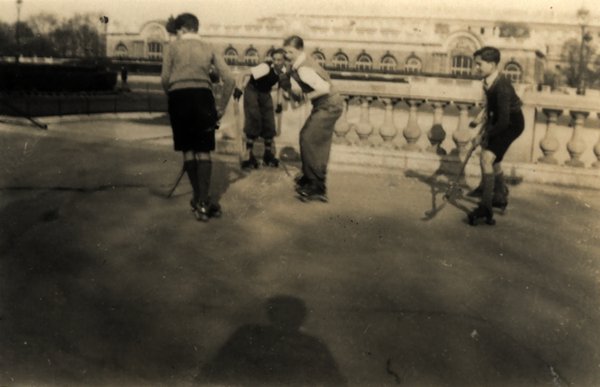 Groupe de jeunes en patins à roulettes près d'une balustrade. Noir et blanc.ᴬᴵ