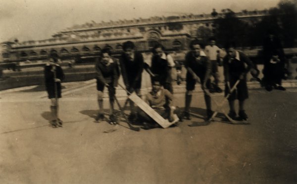 Équipe de hockey sur patins à roulettes avec un gardien de but agenouillé. Noir et blanc.ᴬᴵ
