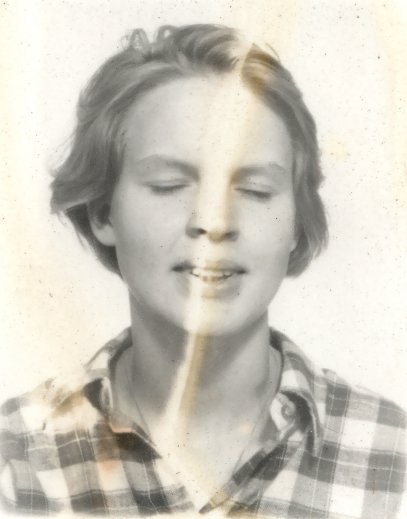 Portrait d'une personne les yeux fermés en chemise à carreaux, double exposition. Noir et blanc.ᴬᴵ