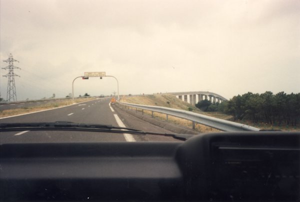 Autoroute vue de l’intérieur d’une voiture.