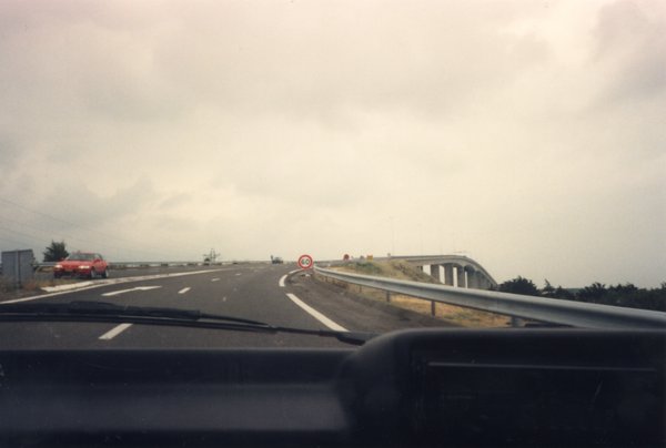Autoroute vue de l’intérieur d’une voiture.