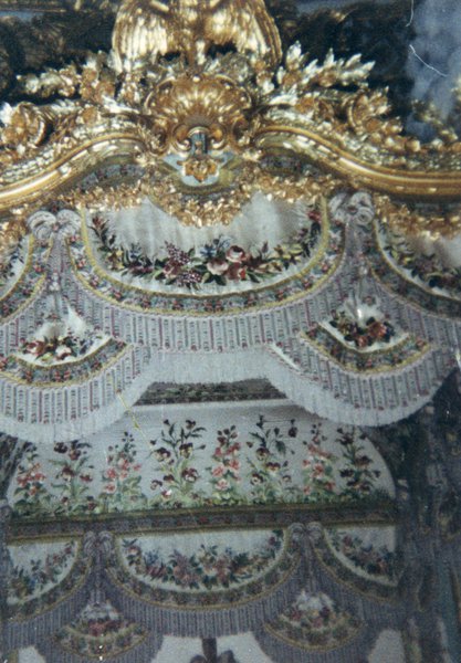 Tentures brodées et décorations en stuc doré.