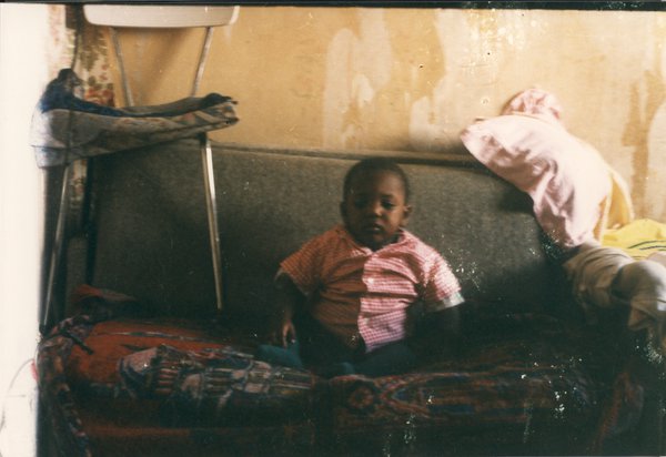 Enfant posé sur un coussin.
