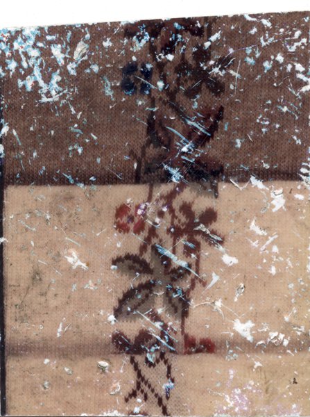 Broderie à motif fleuri. Image abîmée.