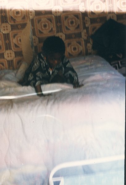 Enfant à quatre pattes sur un lit.
