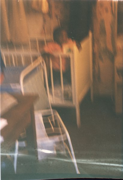 Enfant debout dans un lit-cage.