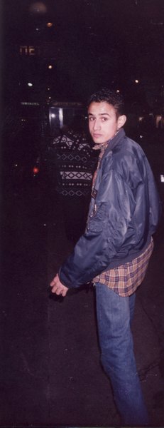 Jeune homme debout en blouson.