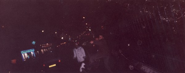 Jeunes hommes dans la rue la nuit.
