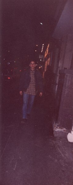Jeune homme debout dans la rue.