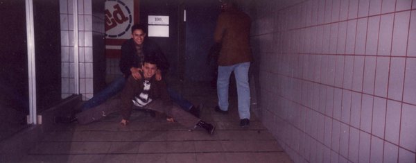 Deux jeunes hommes font le grand écart à l’entrée du magasin « ED ».