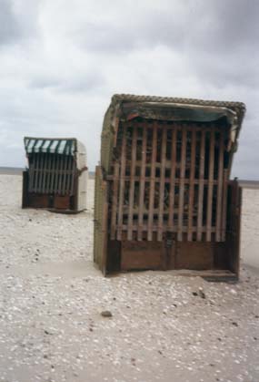 Cabines de plage en bordure de mer.