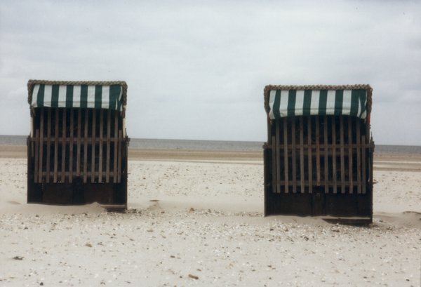Cabines de plage en bordure de mer.