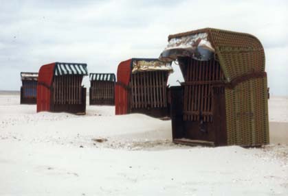 Plage sous la neige et cabines de bain.