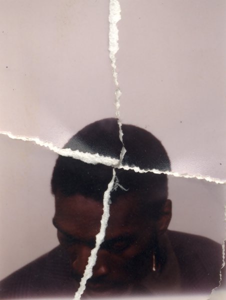 Visage d’homme. Image déchirée reconstituée.