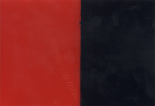 Surface noire et rouge.