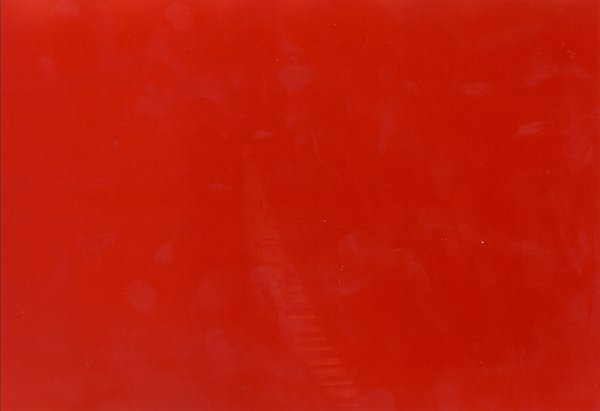 Fond rouge.