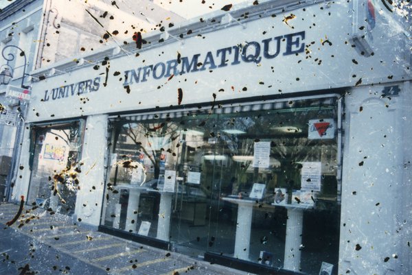 Devanture du magasin : « l’Univers informatique ».