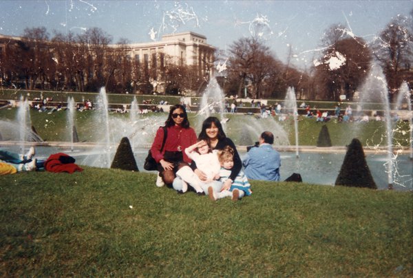 Deux femmes posent avec deux enfants devant les jets d’eau des jardins du Trocadéro.