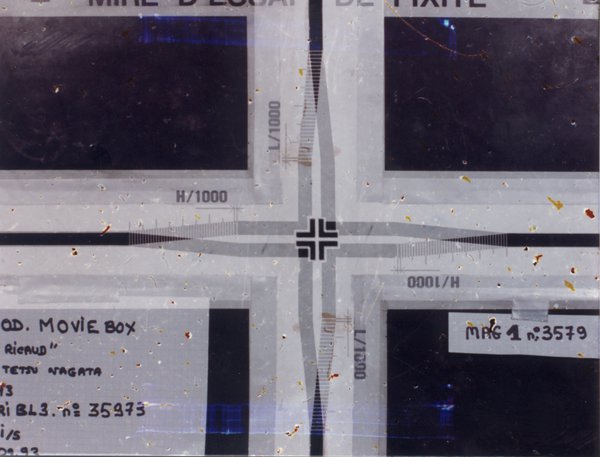 Inscription : « Movie box » et ruban adhésif blanc.