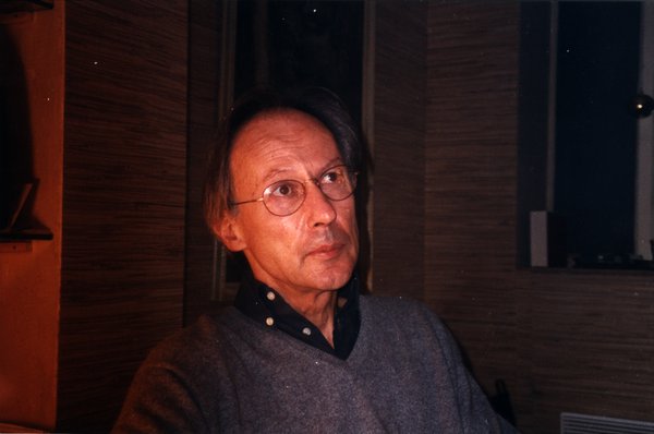 Homme à lunettes regardant sur le côté, intérieur.ᴬᴵ