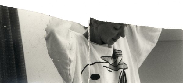 Femme avec sweat – shirt avec un dessin de Snoopy. Image déchirée en partie reconstituée. Noir et blanc.