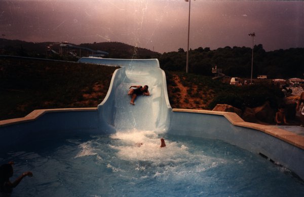 Toboggan à eau avec enfants.