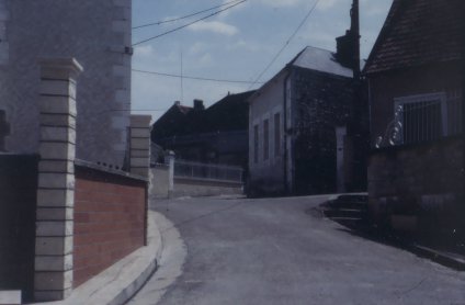 Route et maisons.