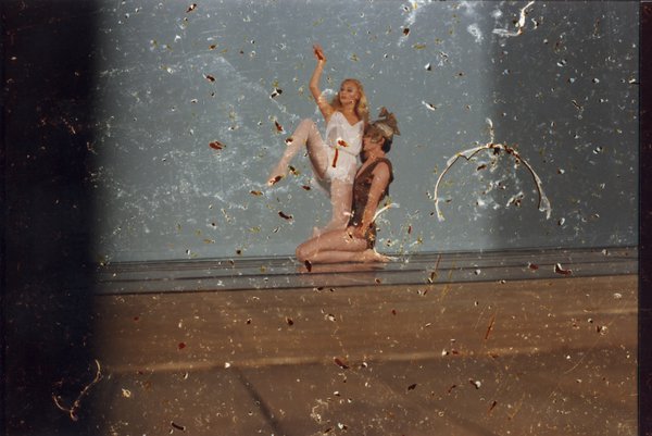 Scène de théâtre avec danseuse blonde en blanc portée par un danseur déguisé en  Centurion romain.