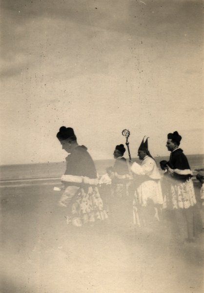 Clergé marchant en procession le long du rivage. Photo ancienne sépia.ᴬᴵ