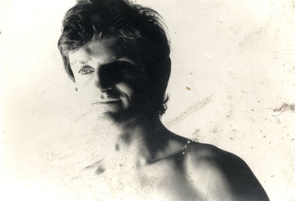 Homme torse nu avec des yeux clairs. Noir et blanc.