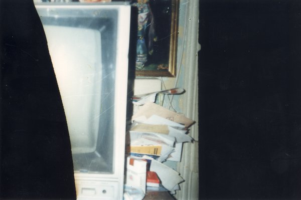 Télévision et papiers épars.