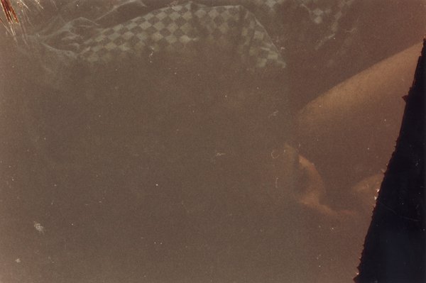 Femme faisant une fellation. Image déchirée.