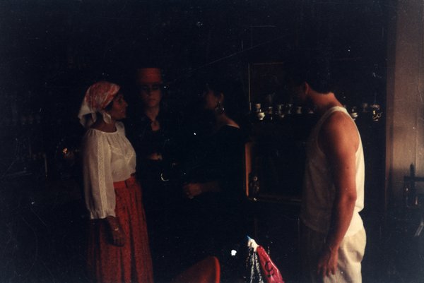 Groupe de personnes costumées lors d'une soirée. Photo sombre.ᴬᴵ