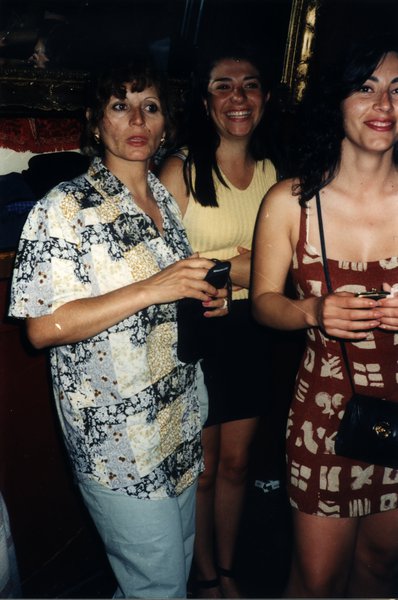Trois femmes posant à l'intérieur en soirée.ᴬᴵ