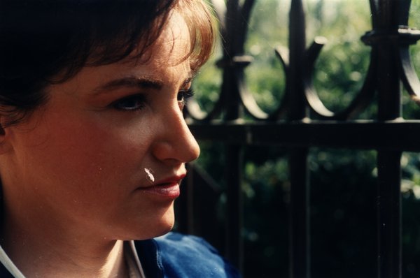 Gros plan de profil d'une femme en veste bleue.ᴬᴵ