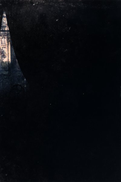 Clocher d'église au loin. Photo sous-exposée.ᴬᴵ