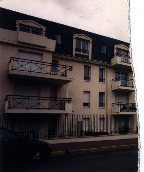 Façade avec balcons. Image déchirée.
