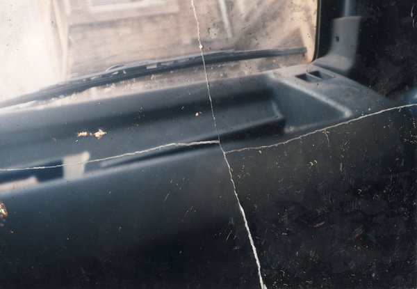Pare-Brise de voiture. Image déchirée, reconstituée.