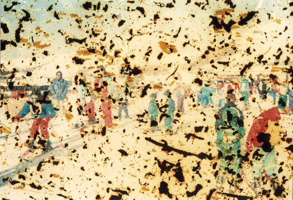 Foule sur des skis. Image très abîmée.
