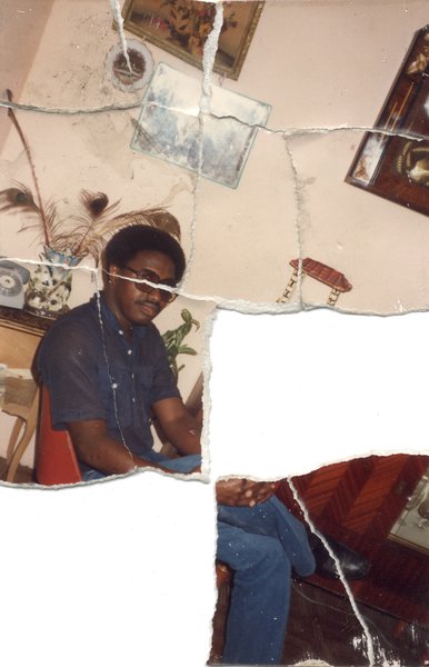 Homme en jeans assis sur un fauteuil. Image déchirée en partie reconstituée.
