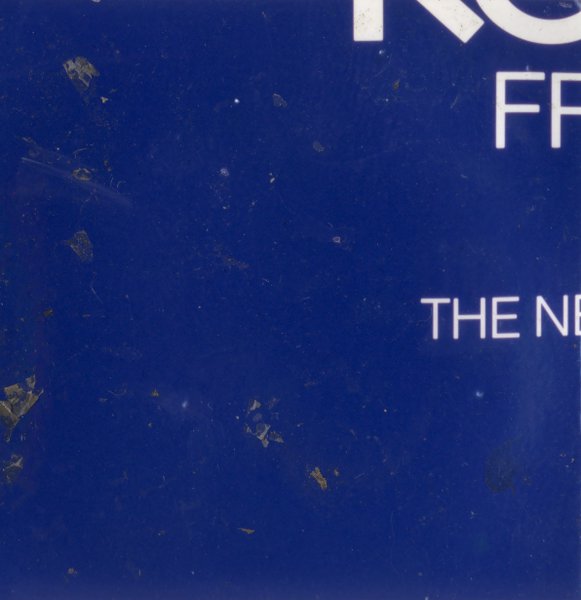 Fond bleu avec inscriptions.