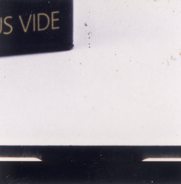 Fond noir et blanc avec inscriptions.
