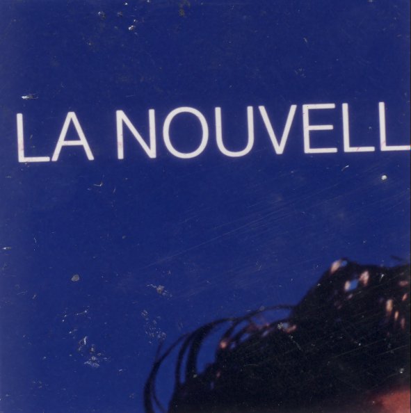 Fond bleu avec écrit : « Nouvelle ».